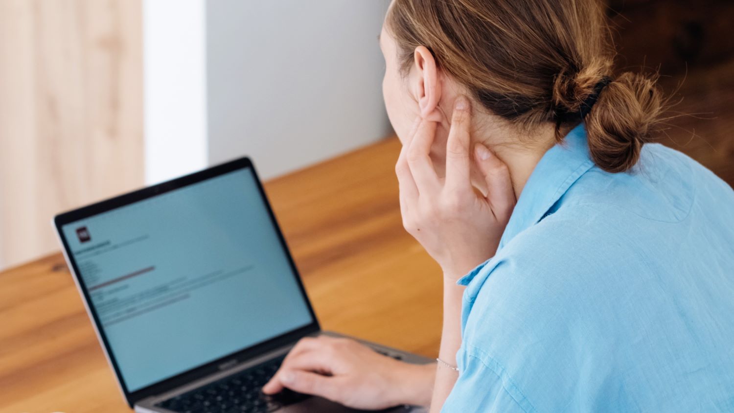 Eine Ärztin betrachtet eine E-Rechnung auf ihrem Laptop