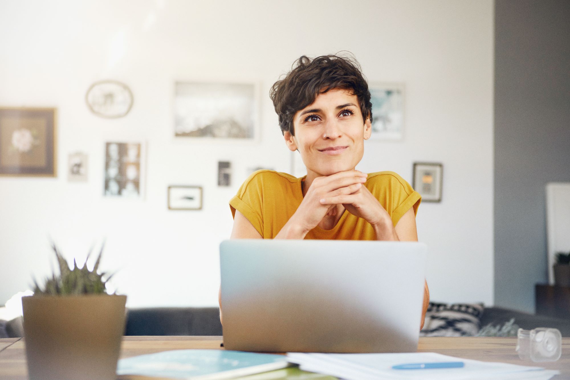 Eine Frau sitzt vor ihrem Laptop und schaut sich ein Webinar zum Thema Heilmittelverordnung an.