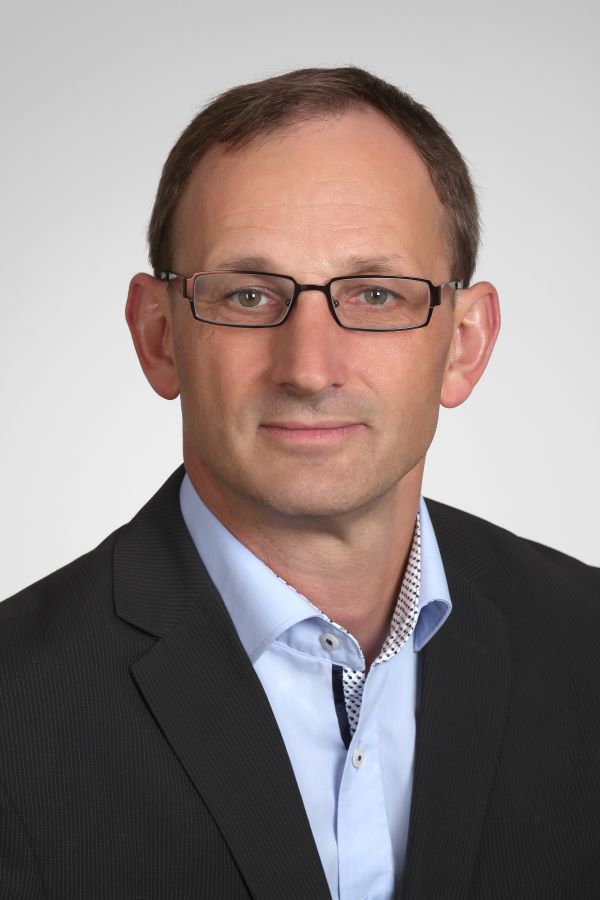 Wieland Dietrich im Anzug.