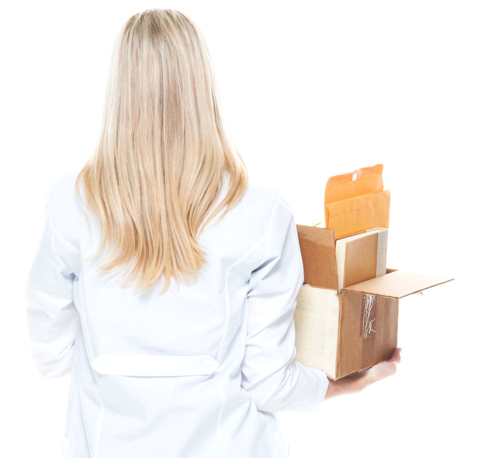 Eine gekündigte Ärztin hält einen Karton in ihrer Hand