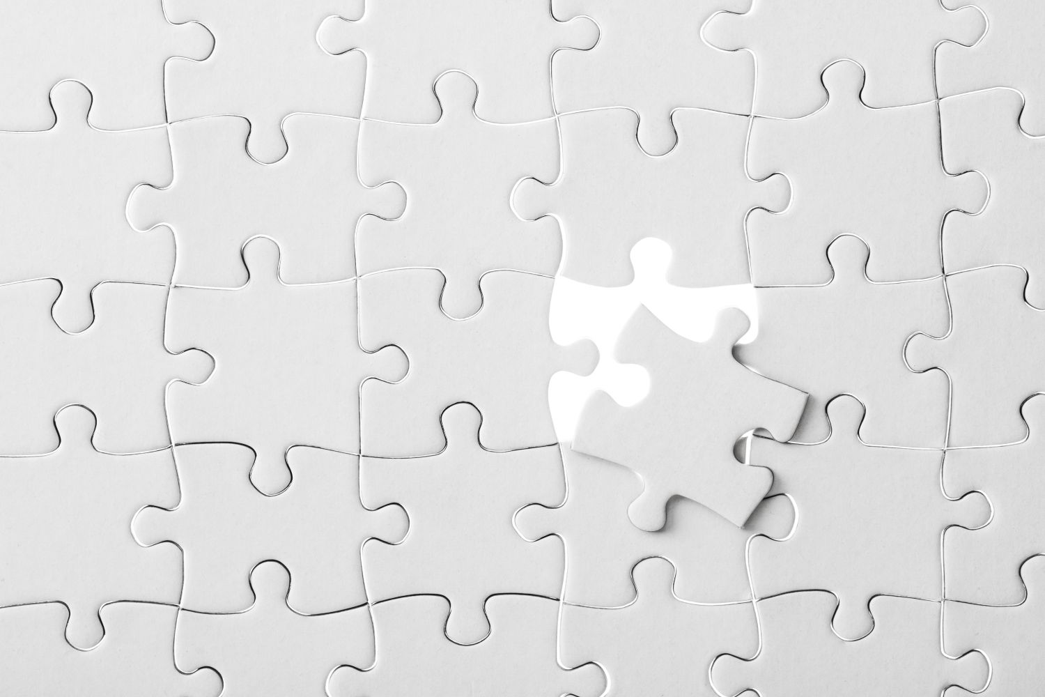 In einem weißen Puzzle fehlt ein Teil