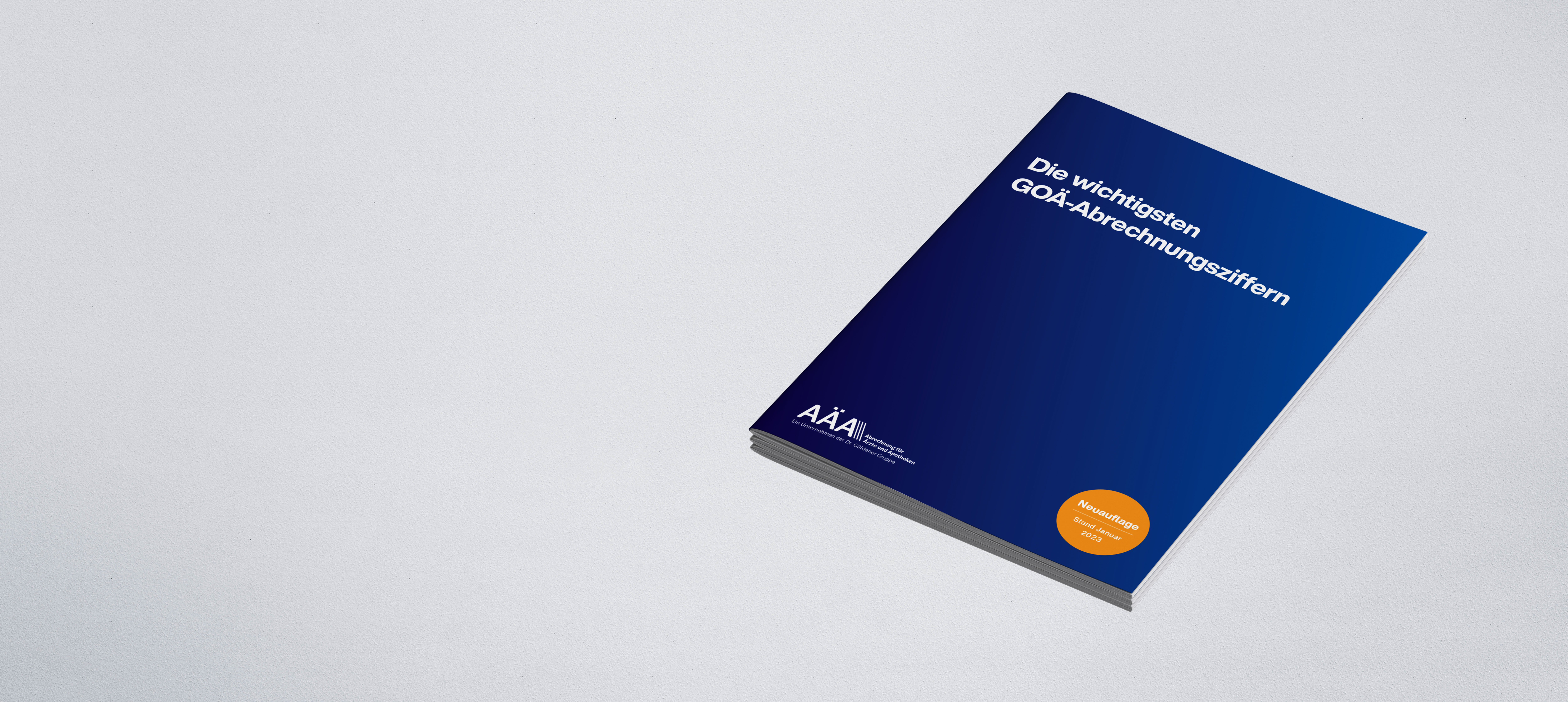Blaue Broschüren von AÄA zum Thema GOÄ in der Neuauflage von 2023 liegen auf einem grauen Hintergrund.