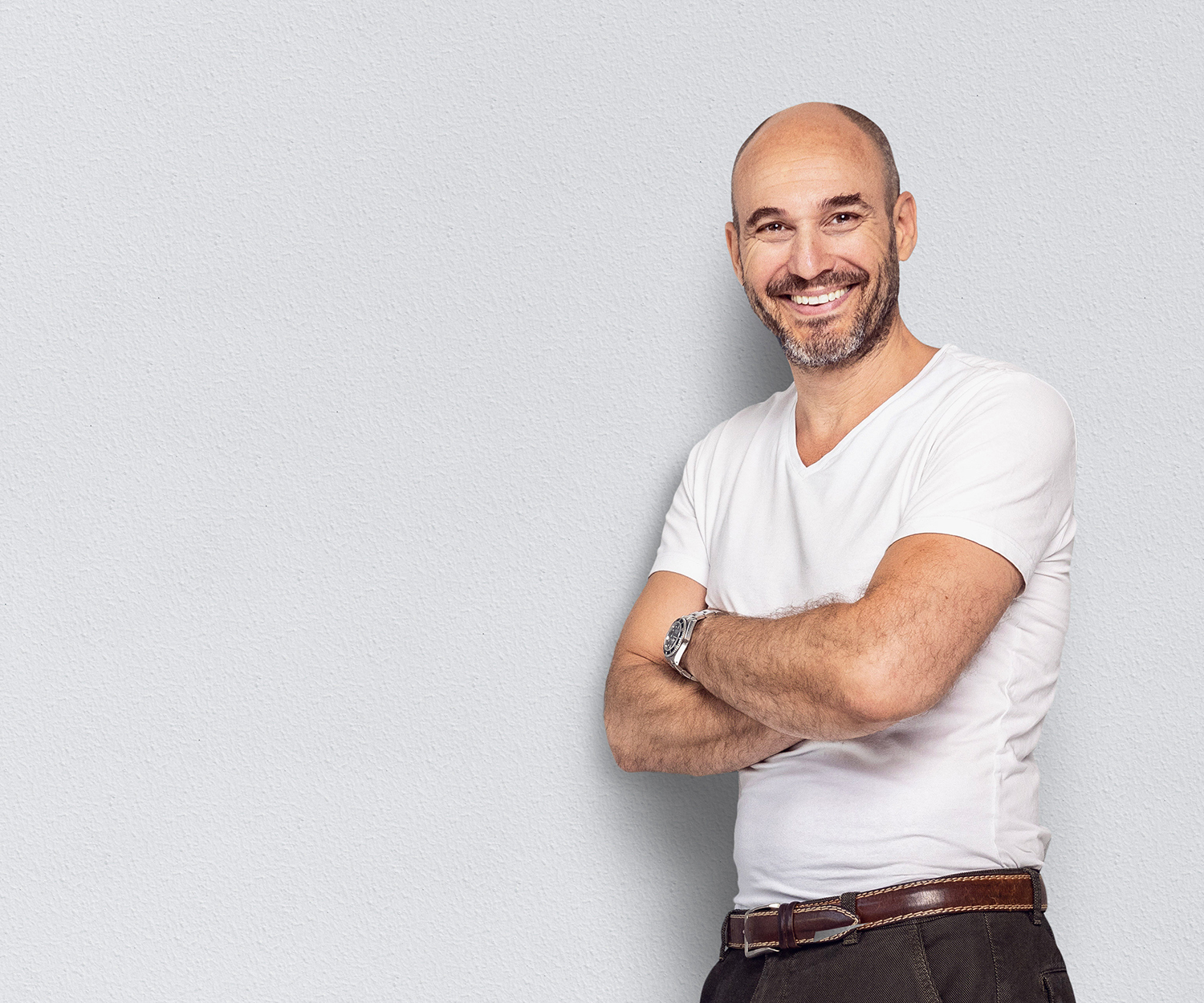 Ein Radiologe lehnt selbstbewusst an einer Wand.