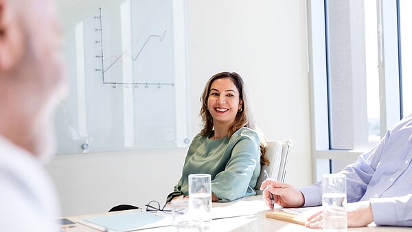 Kollegen in einer Arztpraxis besprechen sich an einem Tisch