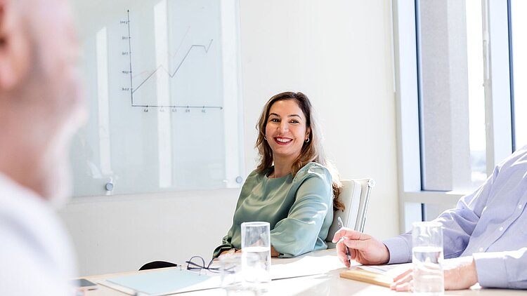 Kollegen in einer Arztpraxis besprechen sich an einem Tisch