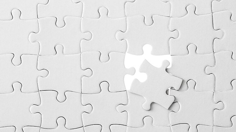 In einem weißen Puzzle fehlt ein Teil