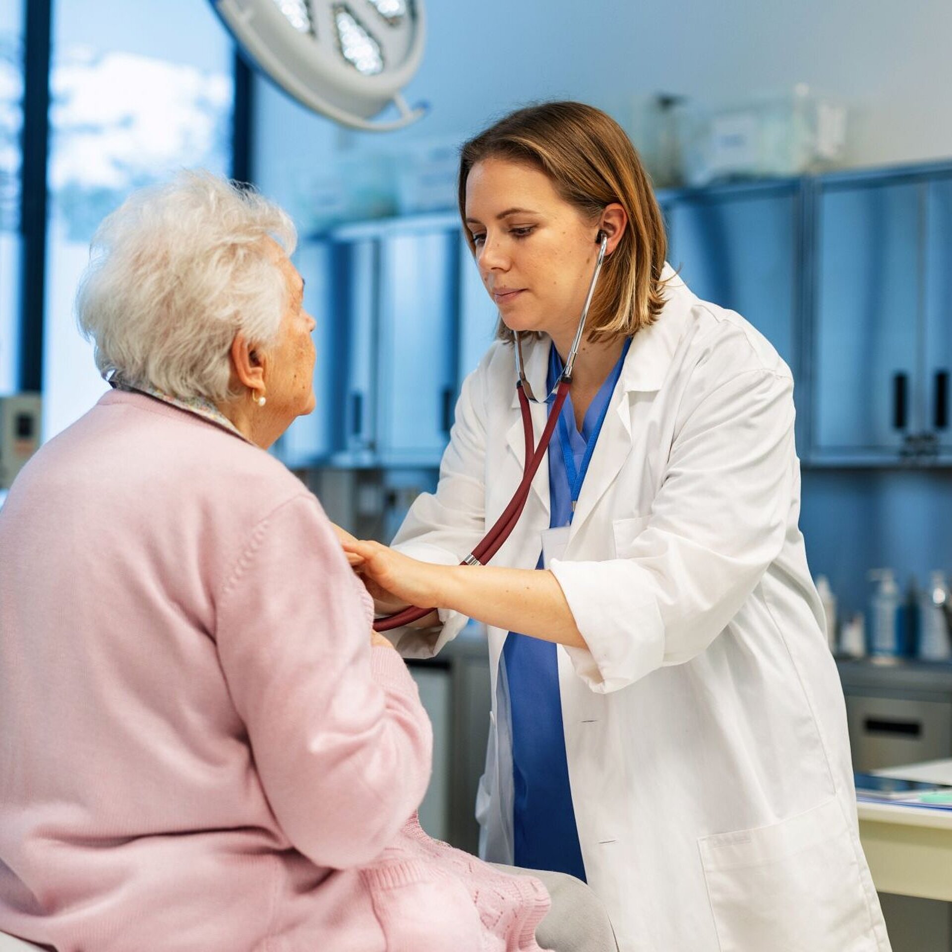 Eine Kardiologin in ihrer Praxis untersucht eine ältere Patientin; Symbolbild für die GOÄ-Privatabrechnung Kardiologie