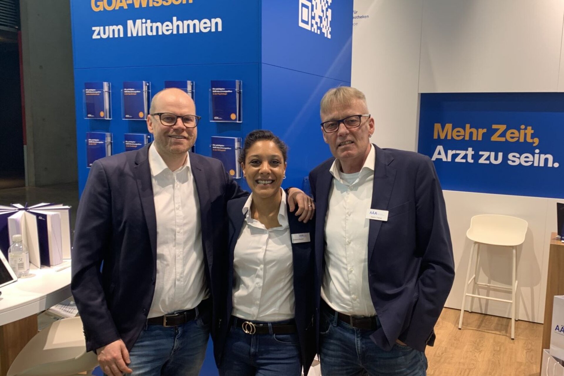 Die Vertriebsmitarbeiter von AÄA vor dem Messestand der medzin in Stuttgart