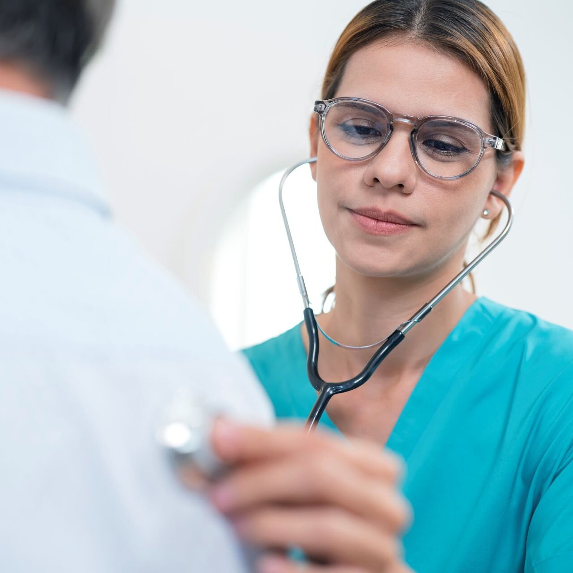 Eine Lungenärztin untersucht einen Patienten mit dem Stethoskop; Symbolbild für die GOÄ-Privatabrechnung in der Pneumologie