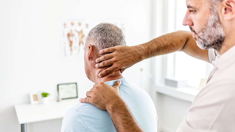 Ein Orthopäde führt eine osteopathische Behandlung durch und rechnet sie mit einer GOÄ-Analogziffer ab