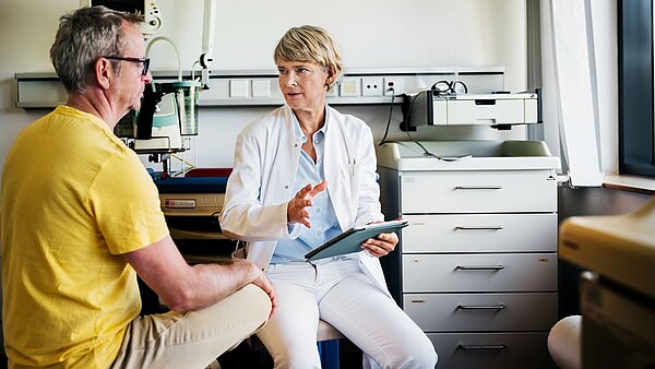 Ärztin führt klinische Untersuchung nach GOÄ durch 