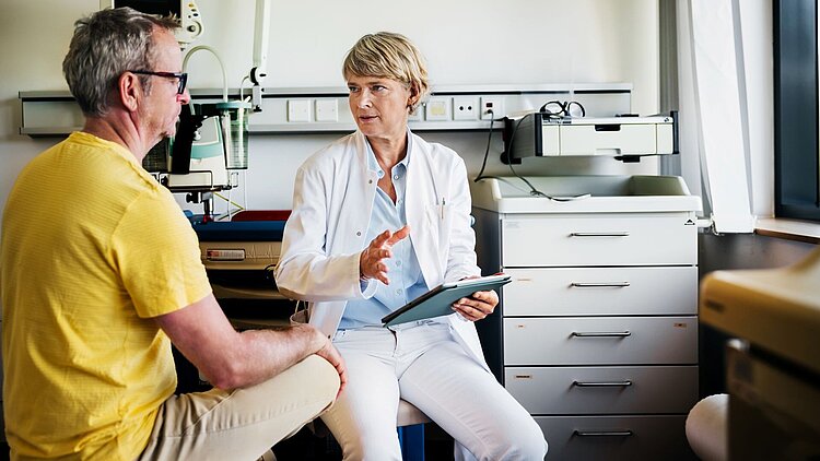 Ärztin führt klinische Untersuchung nach GOÄ durch 