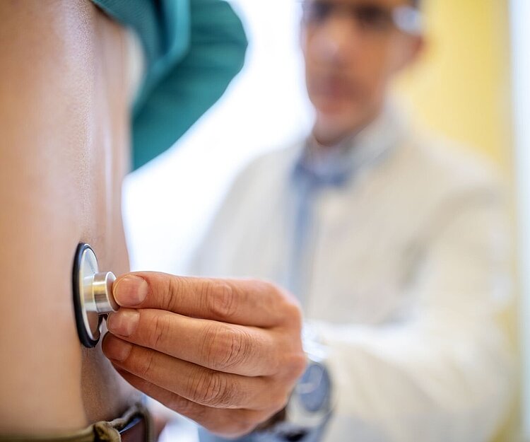 Ein Internist hört einen Patienten mit einem Stethoskop ab; Symbolbild für die GOÄ-Analogabrechnung in der Inneren Medizin/Kardiologie