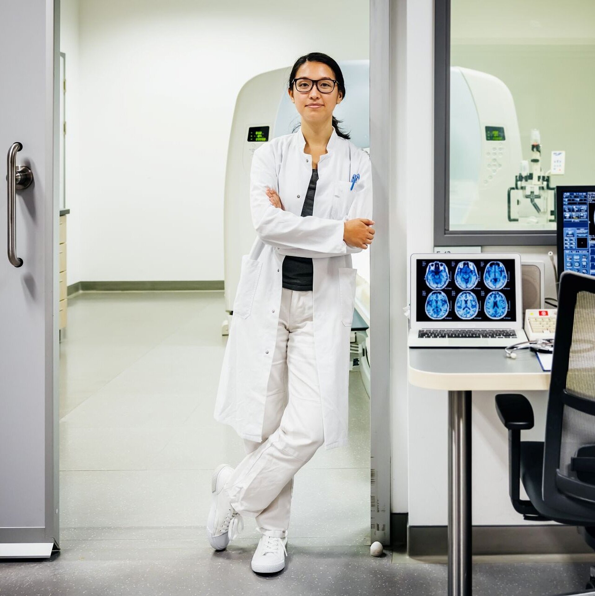 Eine Radiologin steht vor einem MRT-Gerät; Symbolbild für die GOÄ-Privatabrechnung in der Radiologie